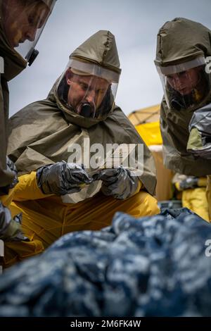 STATI UNITI I marinai assegnati alla Robert M. Casey Naval Family Branch Clinic Iwakuni conducono le procedure di decontaminazione durante un primo corso di formazione per le operazioni di Risposta alla Marine Corps Air Station Iwakuni, Giappone, 27 aprile 2022. In questo corso, il personale della clinica pratica la decontaminazione dei pazienti prima di effettuare la cura, proteggendo l'individuo da ulteriori pericoli. Questa formazione annuale viene utilizzata come aggiornamento per garantire che il corpman familiarizzi con le procedure e sostenga la preparazione generale. Foto Stock