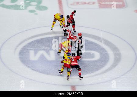 COLONIA, GERMANIA - 2 GENNAIO 2023: Partita di hockey DEL Kölner Haie - Düsseldorfer EG Foto Stock