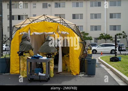 STATI UNITI I marinai assegnati alla Robert M. Casey Naval Family Branch Clinic Iwakuni conducono un primo corso di formazione per le operazioni di Risposta alla Marine Corps Air Station Iwakuni, Giappone, 27 aprile 2022. In questo corso, il personale della clinica pratica la decontaminazione dei pazienti prima di effettuare la cura, proteggendo l'individuo da ulteriori pericoli. Questa formazione annuale viene utilizzata come aggiornamento per garantire che il corpman familiarizzi con le procedure e sostenga la preparazione generale. Foto Stock