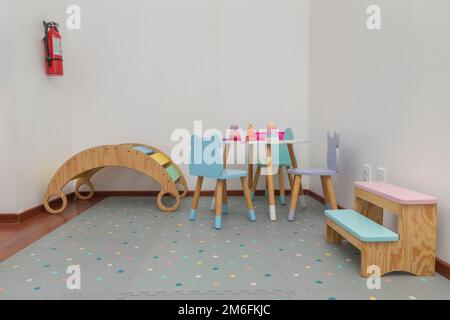 Area giochi per bambini in un ufficio pediatrico, con tavoli, sedie e giochi per bambini. Foto Stock