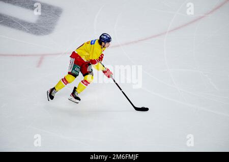 COLONIA, GERMANIA - 2 GENNAIO 2023: Partita di hockey DEL Kölner Haie - Düsseldorfer EG Foto Stock