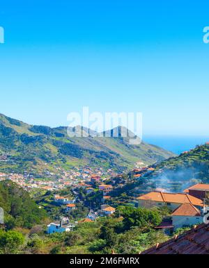 Maderia villaggio vista oceano montagne Foto Stock