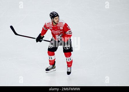 COLONIA, GERMANIA - 2 GENNAIO 2023: Partita di hockey DEL Kölner Haie - Düsseldorfer EG Foto Stock