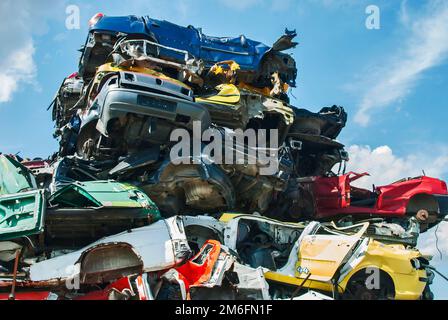 Mucchio di auto spazzatura schiacciate sul cantiere Foto Stock