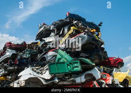 Mucchio di auto spazzatura schiacciate sul cantiere Foto Stock