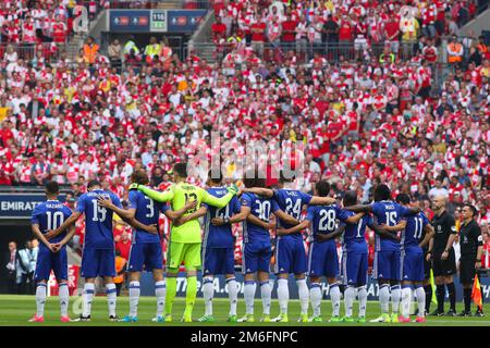 I giocatori del Chelsea osservano un minuto di silenzio rispetto a quelli uccisi nel recente attacco terroristico di Manchester - Arsenal contro Chelsea, la finale della Emirates fa Cup, Wembley Stadium, Londra - 27th maggio 2017. Foto Stock