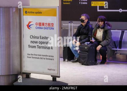 Londra, Regno Unito. 4th Jan, 2023. I viaggiatori cinesi che arrivano all'aeroporto di Heathrow. L'Inghilterra introdurrà nuove restrizioni agli arrivi dalla Cina a partire da gennaio 5th. A tutti i viaggiatori provenienti dalla Cina sarà richiesto un test negativo di Covid prima di salire a bordo dell'aeromobile. La Cina ha risposto dicendo di essere discriminata e di aver minacciato contromisure nei confronti dei paesi coinvolti. Tra questi vi sono Regno Unito, Stati Uniti, India, Giappone e alcuni paesi europei. Credit: Notizie dal vivo di Mark Thomas/Alamy Foto Stock