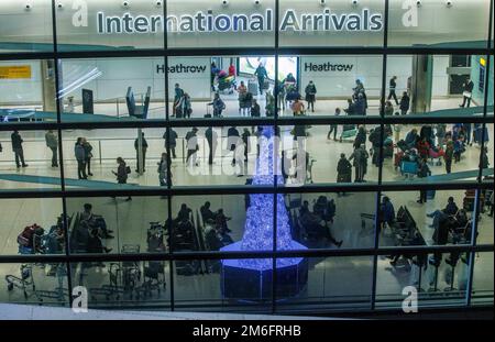 Londra, Regno Unito. 4th Jan, 2023. I viaggiatori cinesi che arrivano all'aeroporto di Heathrow. L'Inghilterra introdurrà nuove restrizioni agli arrivi dalla Cina a partire da gennaio 5th. A tutti i viaggiatori provenienti dalla Cina sarà richiesto un test negativo di Covid prima di salire a bordo dell'aeromobile. La Cina ha risposto dicendo di essere discriminata e di aver minacciato contromisure nei confronti dei paesi coinvolti. Tra questi vi sono Regno Unito, Stati Uniti, India, Giappone e alcuni paesi europei. Credit: Notizie dal vivo di Mark Thomas/Alamy Foto Stock