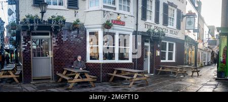 Londra - Dicembre 2022: The Princes Head Pub a Richmond tra le vecchie strade dello shopping Foto Stock