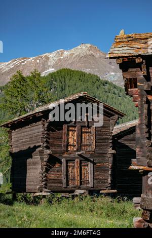 Case del vecchio villaggio in una valle dell'Alp intorno a Zermatt Foto Stock