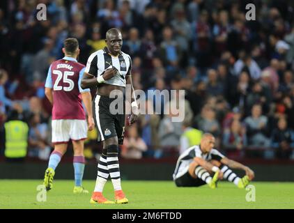 Mohamed Diamé di Newcastle Utd tiene la sua maglia alla fine del gioco 1-1 - Aston Villa v Newcastle United, Sky Bet Championship, Villa Park, Birmingham - 24th settembre 2016. Foto Stock