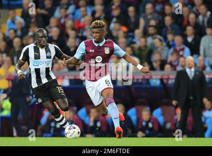 Aaron Tshibola di Aston Villa passa Mohamed Diamé di Newcastle Utd - Aston Villa contro Newcastle United, Sky Bet Championship, Villa Park, Birmingham - 24th settembre 2016. Foto Stock