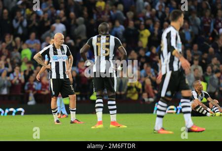 Jonjo Shelvey di Newcastle Utd e i compagni di squadra reagiscono dopo il fischio finale - Aston Villa contro Newcastle United, Sky Bet Championship, Villa Park, Birmingham - 24th settembre 2016. Foto Stock