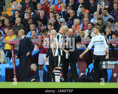 Il direttore dell'Utd di Newcastle Rafa Benítez parla con Jonjo Shelvey di Newcastle Utd - Aston Villa contro Newcastle United, Sky Bet Championship, Villa Park, Birmingham - 24th settembre 2016. Foto Stock