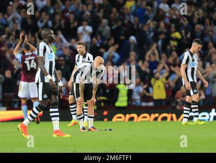 Jonjo Shelvey di Newcastle Utd e i compagni di squadra reagiscono dopo il fischio finale - Aston Villa contro Newcastle United, Sky Bet Championship, Villa Park, Birmingham - 24th settembre 2016. Foto Stock