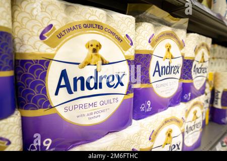 Surrey UK- Dicembre 2022: Carta igienica Andrex su scaffale per supermercati Foto Stock