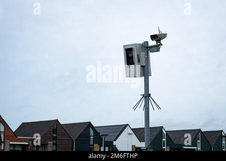 Telecamera di sorveglianza che registra la velocità delle auto e scatta un'immagine delle auto in velocità dove necessario Foto Stock