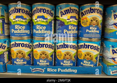 Surrey UK- Dicembre 2022: Ambrosia Rice Pudding lattine su scaffale supermercato Foto Stock