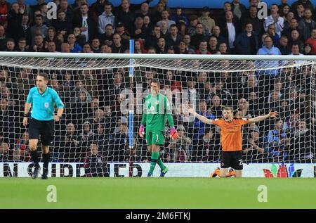 Jón Daði Böðvarsson di Wolverhampton Wanderers appelli per una sanzione - Aston Villa contro Wolverhampton Wanderers, Sky Bet Championship, Villa Park, Birmingham - 15th ottobre 2016. Foto Stock