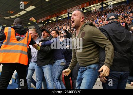 I tifosi della città di Birmingham festeggiano il loro obiettivo di equalizzazione per renderla 1-1 da David Davis di Birmingham City - Birmingham City contro Aston Villa, Sky Bet Championship, St Andrew's, Birmingham - 30th ottobre 2016. Foto Stock