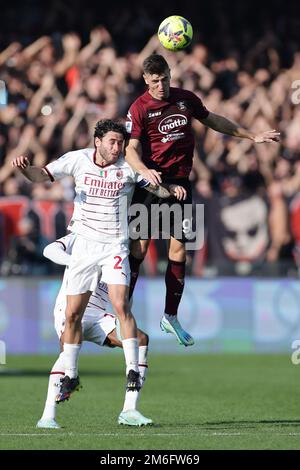 Salerno, Italia. 04th Jan, 2023. Davide Calabria di AC Milan e Krzysztof Piatek di US Salernitana si sono sfidati per la palla durante la Serie A Football Match tra US Salernitana e AC Milan allo stadio Arechi di Salerno (Italia), 04th gennaio 2023. Foto Cesare Purini/Insidefoto Credit: Insidefoto di andrea staccioli/Alamy Live News Foto Stock