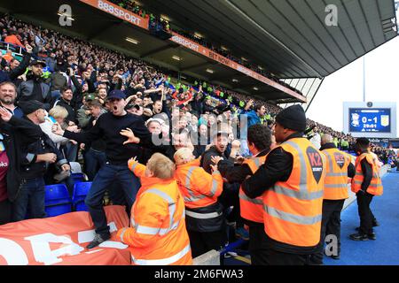 Come Aston Villa GO 0-1 fino stewards contenere Aston Villa fan - Birmingham City / Aston Villa, Sky Bet Championship, St Andrew's, Birmingham - 30th ottobre 2016. Foto Stock