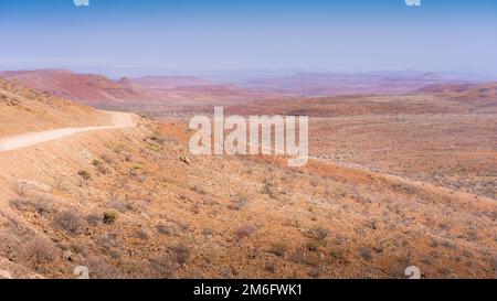 Damaraland. Strada di ghiaia di Palmwag in Namibia. Foto Stock