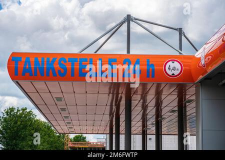 Stazione di servizio 24 ore del V-Markt a SchwabmÃ¼nchen Foto Stock