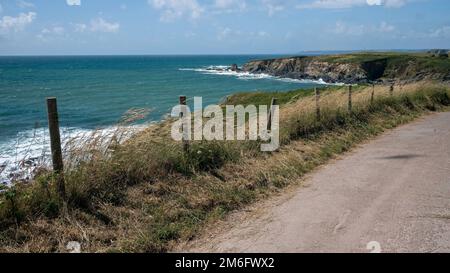 Passeggiate esplorare la costa a Thurlestone mare, Devon, Regno Unito Foto Stock