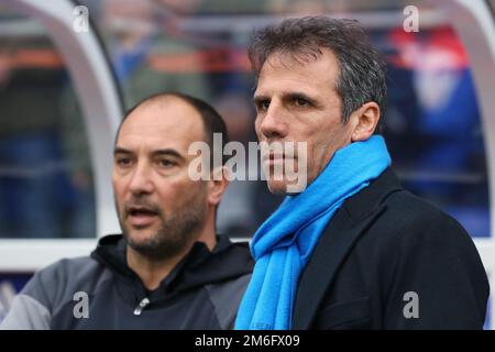 Direttore della città di Birmingham, Gianfranco Zola e primo allenatore di squadra, Pierluigi Casiraghi guarda su - Birmingham City contro Newcastle United, Sky Bet Championship, St Andrew's, Birmingham - 18th marzo 2017. Foto Stock