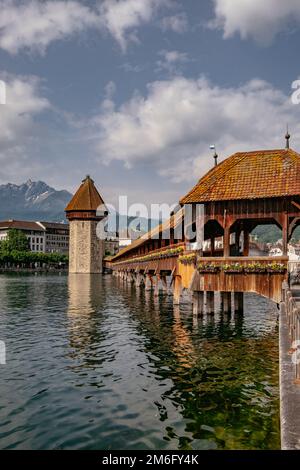 Vista panoramica del centro di Lucerna con il famoso Ponte della Cappella e il lago - Cantone di Lucerna, Svizzera - KapellbrÃ¼cke è t Foto Stock