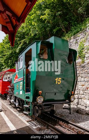 Treno da Rothorn a Brienz alla stazione - Brienz-Rothorn bahn è una ferrovia a cremagliera a scartamento ridotto con bella vista di montagna Foto Stock