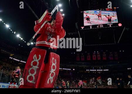 COLONIA, GERMANIA - 2 GENNAIO 2023: Partita di hockey DEL Kölner Haie - Düsseldorfer EG Foto Stock