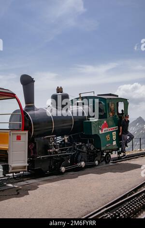 Vista panoramica aerea - treno da Rothorn a Brienz - Brienz-Rothorn bahn è una ferrovia a cremagliera a scartamento ridotto con bella mou Foto Stock