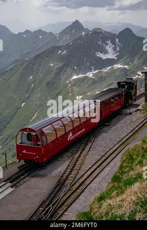 Vista panoramica aerea - treno da Rothorn a Brienz - Brienz-Rothorn bahn è una ferrovia a cremagliera a scartamento ridotto con bella mou Foto Stock