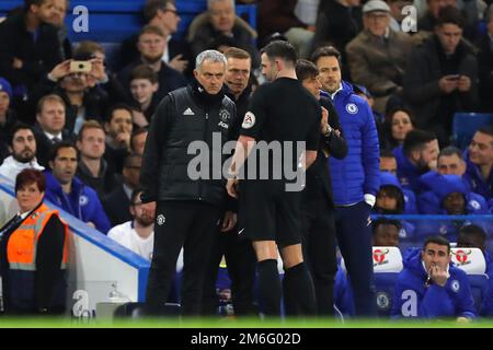 Arbitro, Michael Oliver parla con il responsabile del Manchester United, Jose Mourinho e il responsabile del Chelsea, Antonio Conte - Chelsea contro Manchester United, fa Cup Quarter-final, Stamford Bridge, Londra - 13th marzo 2017. Foto Stock