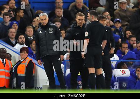 Arbitro, Michael Oliver parla con il responsabile del Manchester United, Jose Mourinho e il responsabile del Chelsea, Antonio Conte - Chelsea contro Manchester United, fa Cup Quarter-final, Stamford Bridge, Londra - 13th marzo 2017. Foto Stock