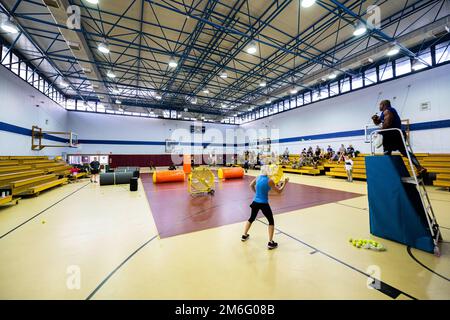 I militari provenienti da tutta la Air base Wing 39th partecipano ad una performance di membri del concorso televisivo “American Gladiators”, alla Incirlik Air base, Turchia, 27 aprile 2022. I membri del cast dei “Gladiatori americani” hanno visitato Incirlik AB per mostrare il sostegno dei membri della base che prestano servizio in luoghi d’oltremare e ringraziarli per la loro instancabile dedizione a difendere il fianco meridionale della NATO. Foto Stock