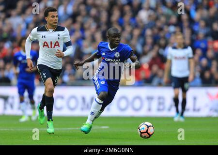 Ngolo Kante di Chelsea si allontana dal DELE alli di Tottenham Hotspur - Chelsea v Tottenham Hotspur, la semifinale della Emirates fa Cup, Wembley Stadium, Londra - 22nd aprile 2017. Foto Stock