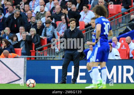 Il manager di Tottenham Hotspur Mauricio Pochettino sembra perplesso - Chelsea v Tottenham Hotspur, la semifinale di Emirates fa Cup, Wembley Stadium, Londra - 22nd aprile 2017. Foto Stock