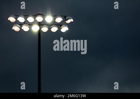 Proiettore illuminato - Colchester United contro Doncaster Rovers, Sky Bet League Two, Weston Homes Community Stadium, Colchester - 14th aprile 2017. Foto Stock