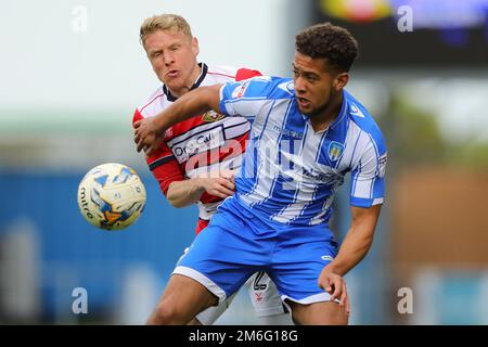 Rekeil Pyke of Colchester United scude la palla rom Craig Alcock of Doncaster Rovers - Colchester United contro Doncaster Rovers, Sky Bet League Two, Weston Homes Community Stadium, Colchester - 14th aprile 2017. Foto Stock