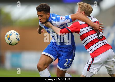 Rekeil Pyke of Colchester United scude la palla rom Craig Alcock of Doncaster Rovers - Colchester United contro Doncaster Rovers, Sky Bet League Two, Weston Homes Community Stadium, Colchester - 14th aprile 2017. Foto Stock