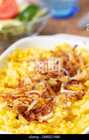 Spaetzle di formaggio svevo su legno Foto Stock