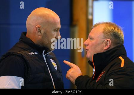 Manager di Colchester United, John McGreal e Manager di Mansfield Town, Steve Evans parlano prima della partita - Colchester United contro Mansfield Town, Sky Bet League Two, Weston Homes Community Stadium, Colchester - 14th marzo 2017. Foto Stock