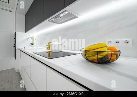 Lussuosa cucina in marmo bianco e nero Foto Stock