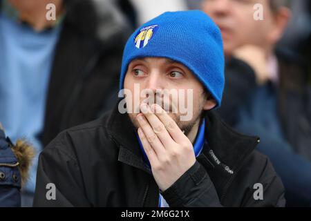 Un fan di Colchester United guarda in preoccupazione - Colchester United contro Yeovil Town, Sky Bet League Two, Weston Homes Community Stadium, Colchester - 6th maggio 2017. Foto Stock