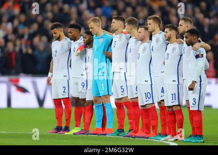 Squadra inglese durante il minuto silenzio - Inghilterra / Scozia, Coppa del mondo FIFA 2018 Qualifiche Gruppo F, Stadio di Wembley, Londra - 11th novembre 2016. Foto Stock