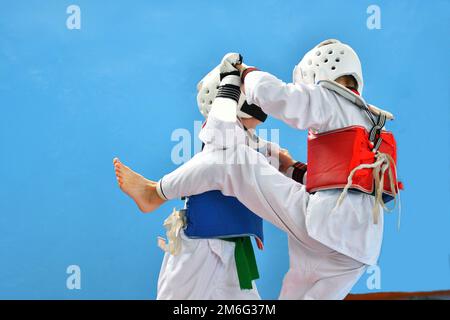 Due ragazzi gareggiano in taekwondo â€“ arte marziale coreana Foto Stock