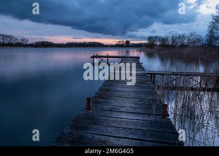 Un molo di legno su un serbatoio d'acqua a Stankow Foto Stock